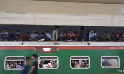 ঈদযাত্রার ষষ্ঠ দিনে ট্রেনে বিশৃঙ্খলা, ছাদে বাড়ি ফিরছে মানুষ